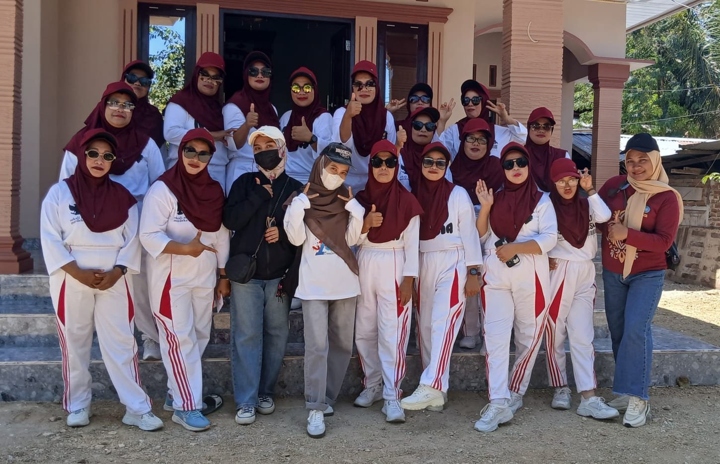 Semarak HUT ke-81 RI di Kecamatan Bongomeme turut diramaikan Pemerintah Desa Owalanga lewat lomba gerak jalan. Kegiatan ini menjadi momentum memperkuat kekompakan, silaturahmi, dan semangat gotong royong dalam membangun desa. Minggu. (16/8). Foto: Dok istimewa.
