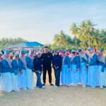 Tim Penggerak PKK Desa Molopatodu turut memeriahkan gerak jalan HUT ke-81 RI tingkat Kecamatan Bongomeme. Mengenakan seragam biru putih, para kader tampil kompak dan penuh semangat sebagai bentuk kebersamaan serta partisipasi perempuan dalam kegiatan masyarakat. Minggu, (16/8). Foto: Dok istimewa.