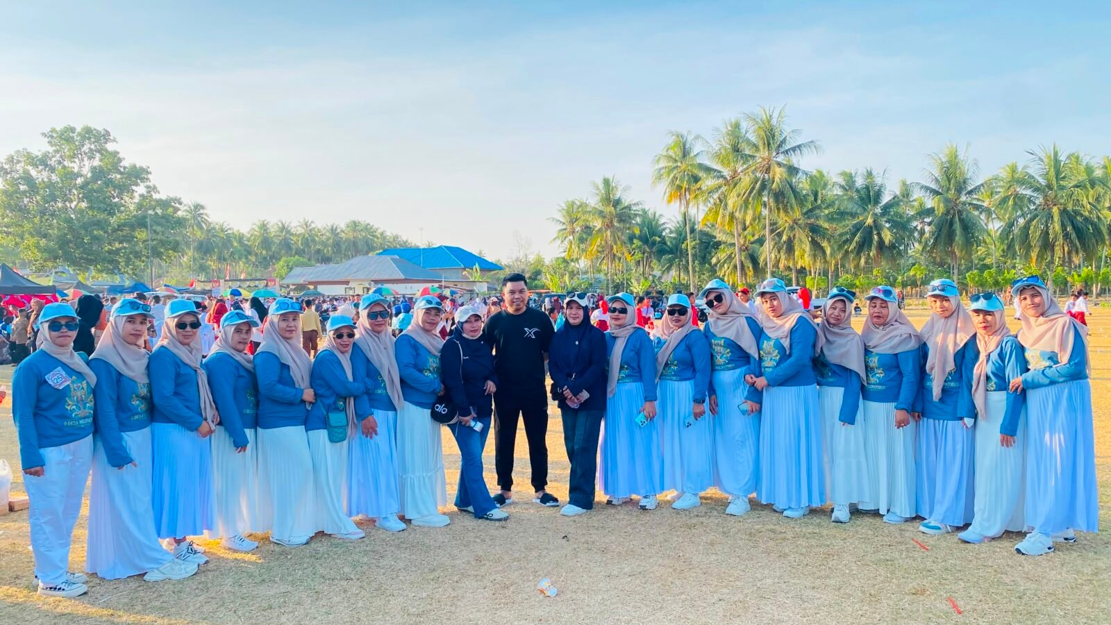 Tim Penggerak PKK Desa Molopatodu turut memeriahkan gerak jalan HUT ke-81 RI tingkat Kecamatan Bongomeme. Mengenakan seragam biru putih, para kader tampil kompak dan penuh semangat sebagai bentuk kebersamaan serta partisipasi perempuan dalam kegiatan masyarakat. Minggu, (16/8). Foto: Dok istimewa.