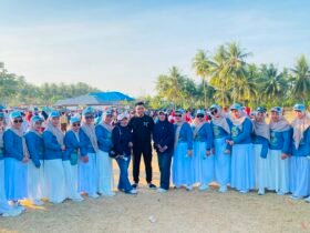 Tim Penggerak PKK Desa Molopatodu turut memeriahkan gerak jalan HUT ke-81 RI tingkat Kecamatan Bongomeme. Mengenakan seragam biru putih, para kader tampil kompak dan penuh semangat sebagai bentuk kebersamaan serta partisipasi perempuan dalam kegiatan masyarakat. Minggu, (16/8). Foto: Dok istimewa.