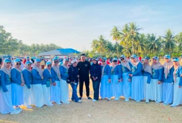 Tim Penggerak PKK Desa Molopatodu turut memeriahkan gerak jalan HUT ke-81 RI tingkat Kecamatan Bongomeme. Mengenakan seragam biru putih, para kader tampil kompak dan penuh semangat sebagai bentuk kebersamaan serta partisipasi perempuan dalam kegiatan masyarakat. Minggu, (16/8). Foto: Dok istimewa.