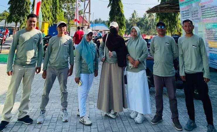 Pemdes Molopatodu turut memeriahkan jalan sehat HUT ke-81 RI di Kecamatan Bongomeme. Selain menjaga kebugaran, kegiatan ini menjadi momentum mempererat silaturahmi dan semangat kebersamaan. Sabtu, (15/8). Foto: Dok istimewa.
