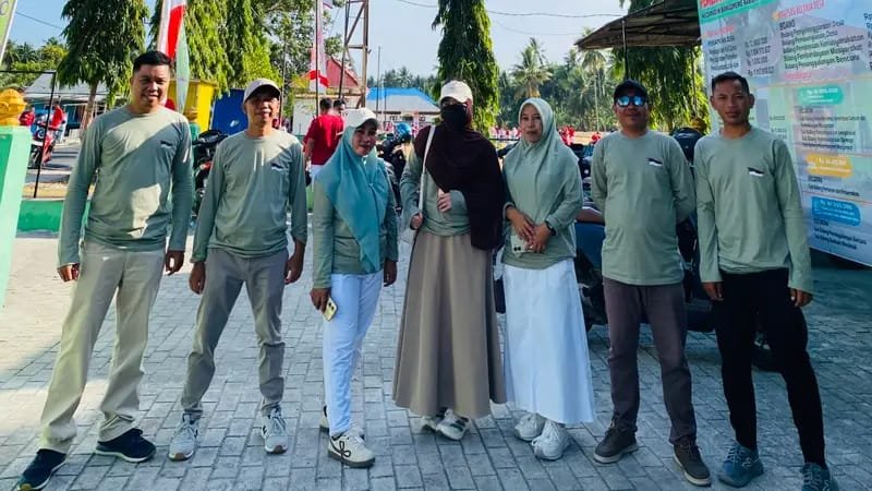 Pemdes Molopatodu turut memeriahkan jalan sehat HUT ke-81 RI di Kecamatan Bongomeme. Selain menjaga kebugaran, kegiatan ini menjadi momentum mempererat silaturahmi dan semangat kebersamaan. Sabtu, (15/8). Foto: Dok istimewa.