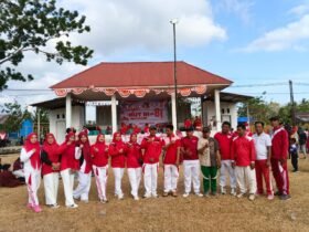 Pemdes Liyoto bersama aparat dan warga ikut memeriahkan jalan sehat HUT RI ke-81 tingkat Kecamatan Bongomeme. Kegiatan ini menjadi momentum menjaga kesehatan sekaligus mempererat kebersamaan dan gotong royong. Sabtu, (15/8). Foto: Dok istimewa.