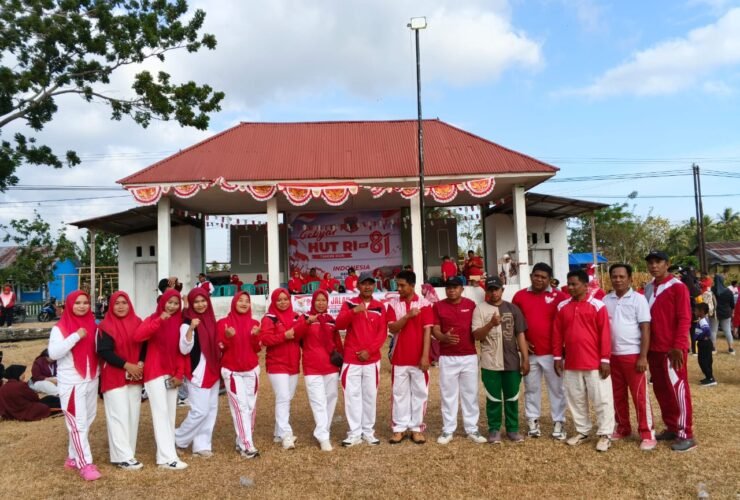 Pemdes Liyoto bersama aparat dan warga ikut memeriahkan jalan sehat HUT RI ke-81 tingkat Kecamatan Bongomeme. Kegiatan ini menjadi momentum menjaga kesehatan sekaligus mempererat kebersamaan dan gotong royong. Sabtu, (15/8). Foto: Dok istimewa.
