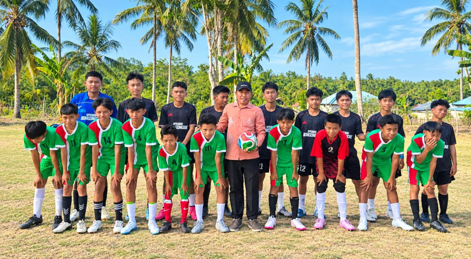Turnamen Mini Soccer U-15 di Desa Molopatodu, Bongomeme, menjadi wadah bagi talenta muda mengasah kemampuan sekaligus menumbuhkan sportivitas dan kekompakan. Minggu, (16/8). Foto: Dok istimewa.