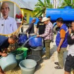 Warga Dusun Pilohalata, Desa Molopatodu, Kecamatan Bongomeme, Kabupaten Gorontalo, akhirnya mendapat bantuan air bersih dari Pemkab Gorontalo melalui Dinsos PMD. Senin, (21/8). Foto: Dok istimewa.
