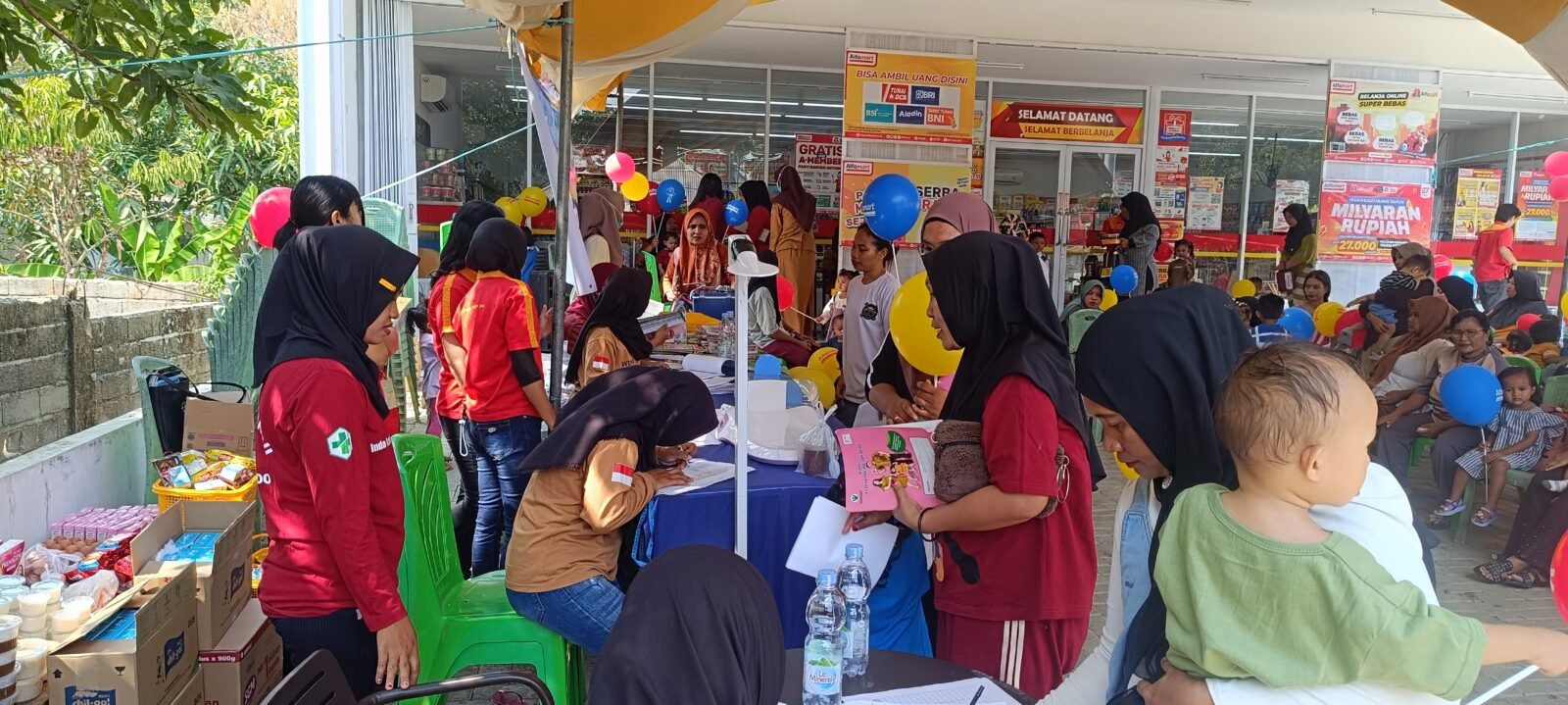 Alfamart Sahabat Posyandu hadir di Desa Dumolodo, Gorontalo Utara, dengan layanan pemeriksaan tumbuh kembang anak, pemantauan kesehatan, edukasi gizi, hingga pemberian makanan tambahan.