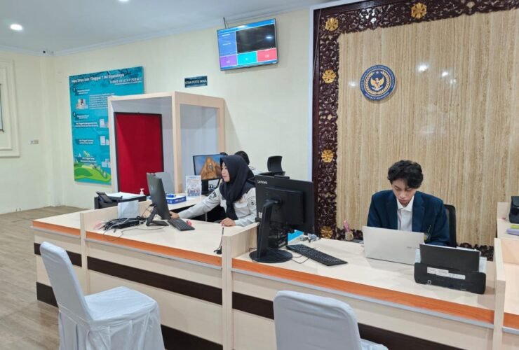 Tak hanya mengurus paspor dan visa, pelayanan WNA di Kantor Imigrasi Kelas I TPI Gorontalo juga menghadapi tantangan komunikasi lintas bahasa. Jumat, (25/9). Foto: Dok istimewa.