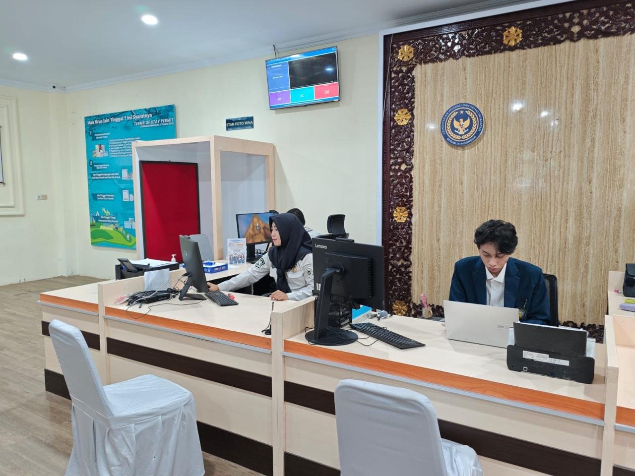 Tak hanya mengurus paspor dan visa, pelayanan WNA di Kantor Imigrasi Kelas I TPI Gorontalo juga menghadapi tantangan komunikasi lintas bahasa. Jumat, (25/9). Foto: Dok istimewa.