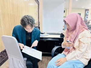 Bahasa menjadi jembatan penting dalam pelayanan WNA. Di Kantor Imigrasi Kelas I TPI Gorontalo, petugas dituntut mampu beradaptasi dengan beragam bahasa, mulai dari Inggris, Prancis, China hingga Jerman.