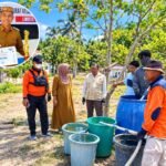 Sebanyak 35 KK mengalami kesulitan mendapatkan air bersih. Pemkab Gorontalo kemudian menyalurkan bantuan air untuk memenuhi kebutuhan warga. Jumat, (25/9). Foto: Dok istimewa.