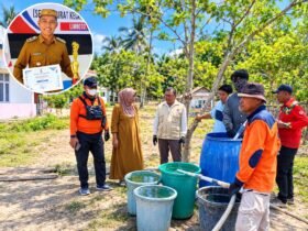 Sebanyak 35 KK mengalami kesulitan mendapatkan air bersih. Pemkab Gorontalo kemudian menyalurkan bantuan air untuk memenuhi kebutuhan warga. Jumat, (25/9). Foto: Dok istimewa.